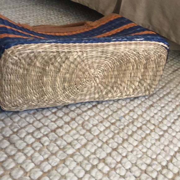 Gorgeous brand new straw tote bag. 14x10 suede handles - Picture 7 of 9